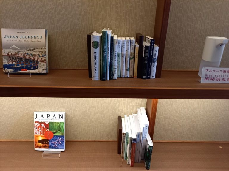サロンに自由に読める本も置いてあります