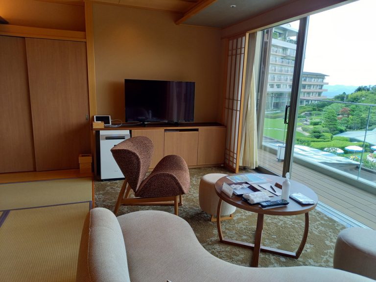 ソファー方向からテレビ(3)