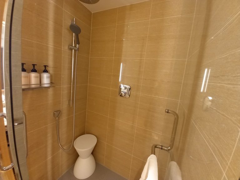 シャワールームは清潔感がありとても綺麗です