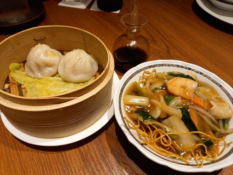 小籠包と五目あんかけ焼きそば(1)