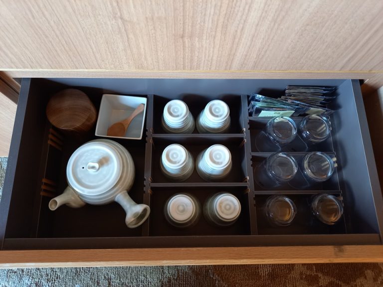 引き出し2段目には急須・湯呑・グラスが並んでいます