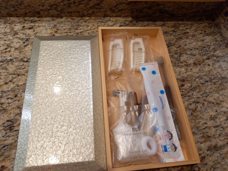 アメニティーは箱の中に入っていました(歯ブラシ・ヘアブラシ・シェーバー・シャワーキャップ・ヘアゴム)(1)