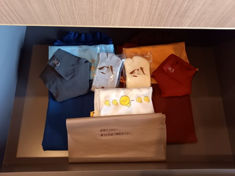 荷物を置く台の引き出しにお風呂セット・足袋・帯・丹前・ランドリー袋が入っています