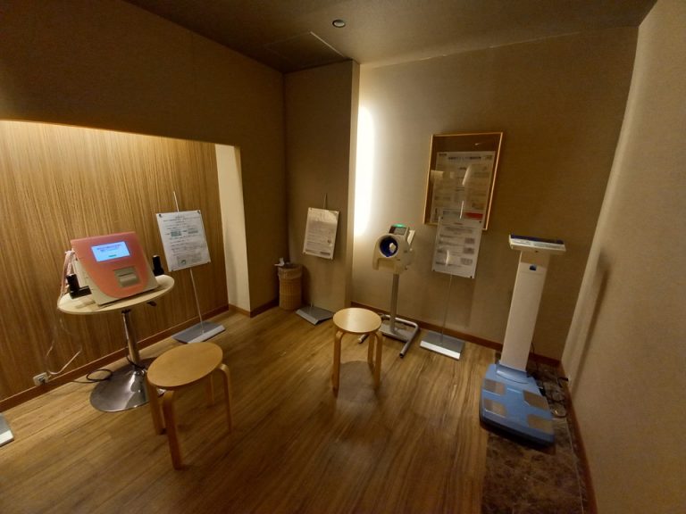 マッサージコーナー横に体重計・血圧計・素肌測定器もあります