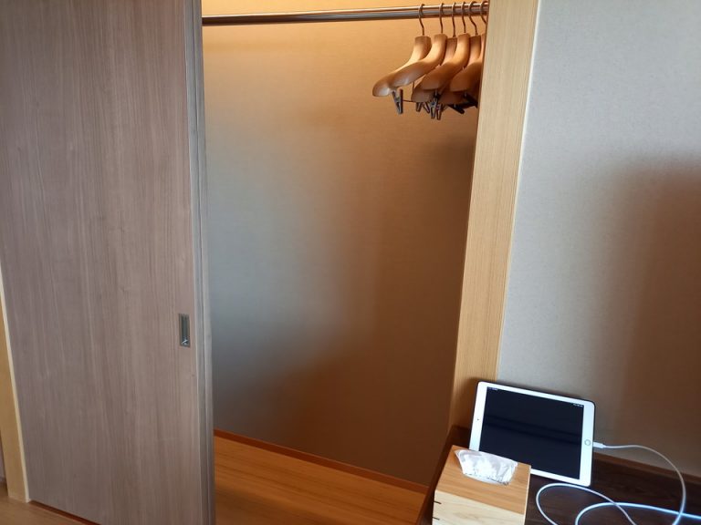 クローゼット外観(開けた状態)(3)