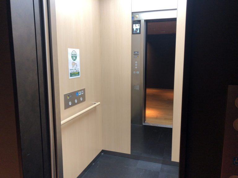 エレベーター内観