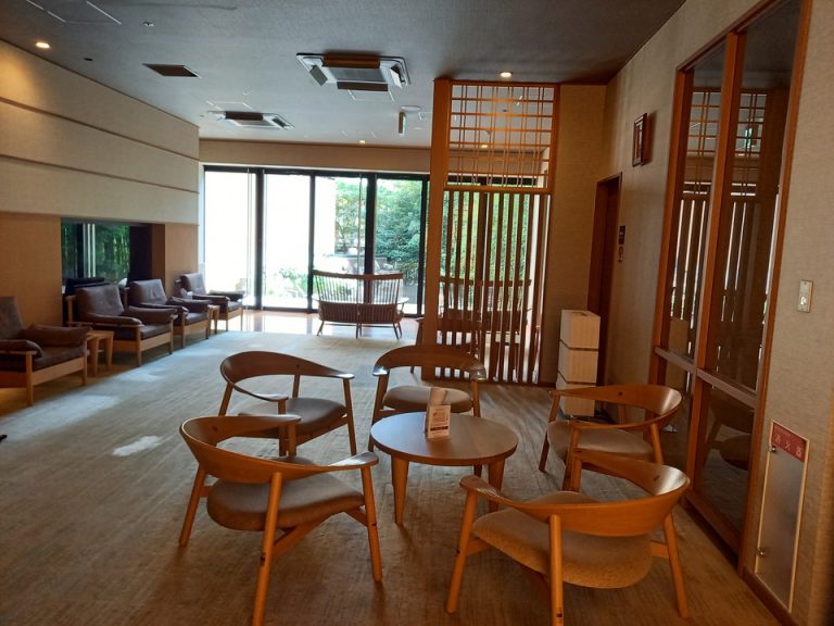 地下2階休憩所(窓際方向)(2)