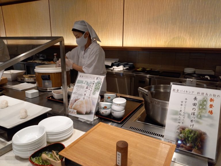 お母さんがおにぎりをにぎってくれます