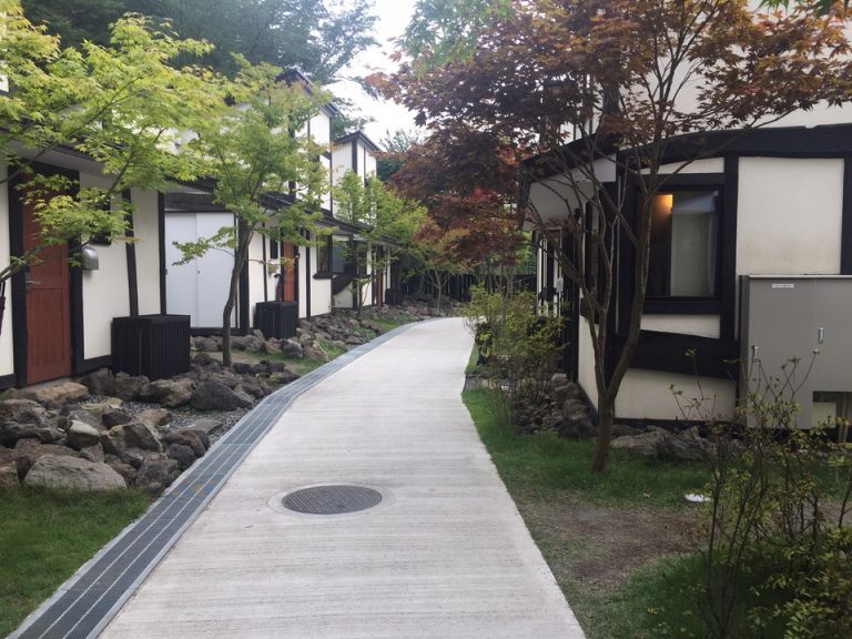 グランピングヴィラに向かう道