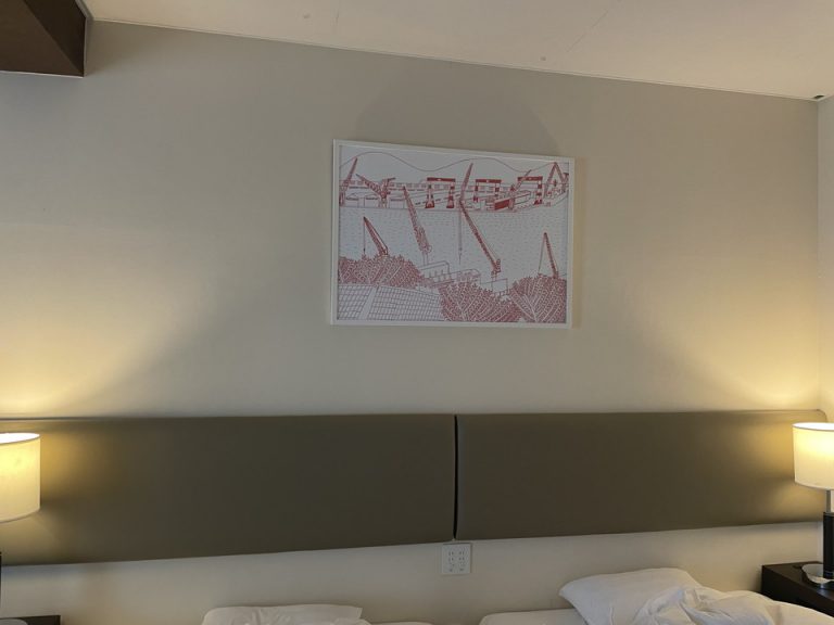 ベッドの頭上には大きな絵が飾られている