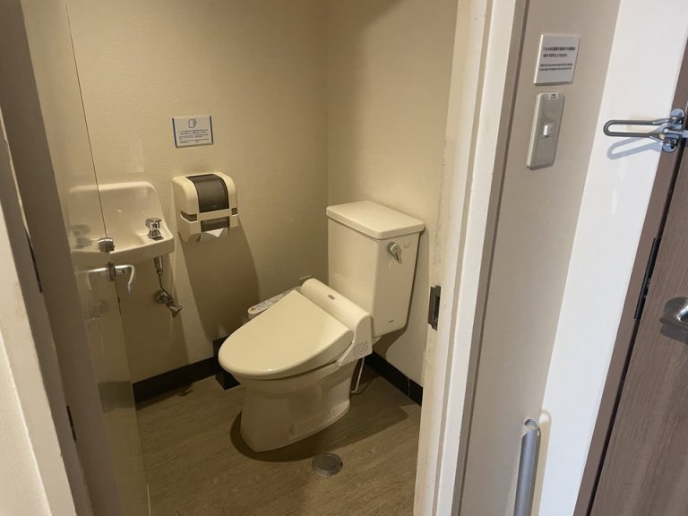 入り口から見たトイレ