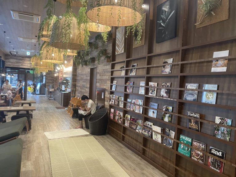 プール前では軽食と読書を楽しめる