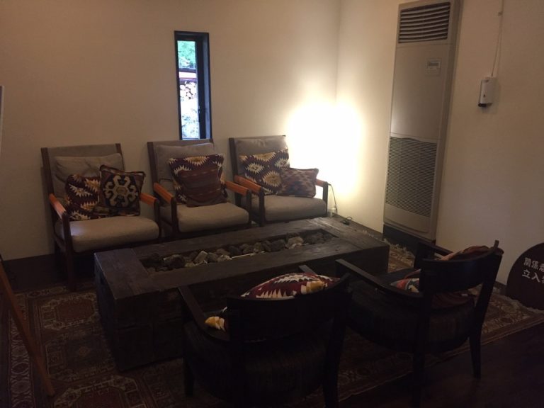 ロビーのソファ