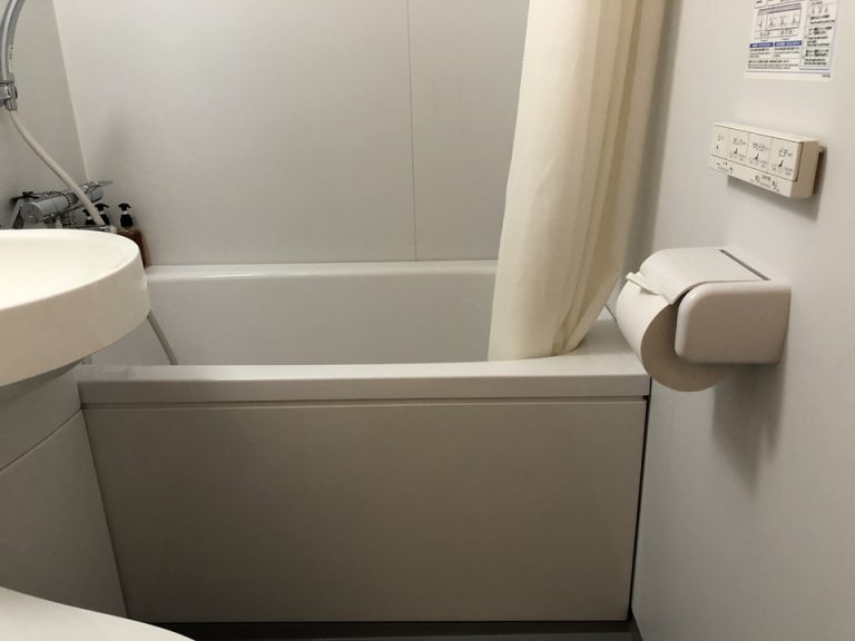 バスルーム入口から全景1