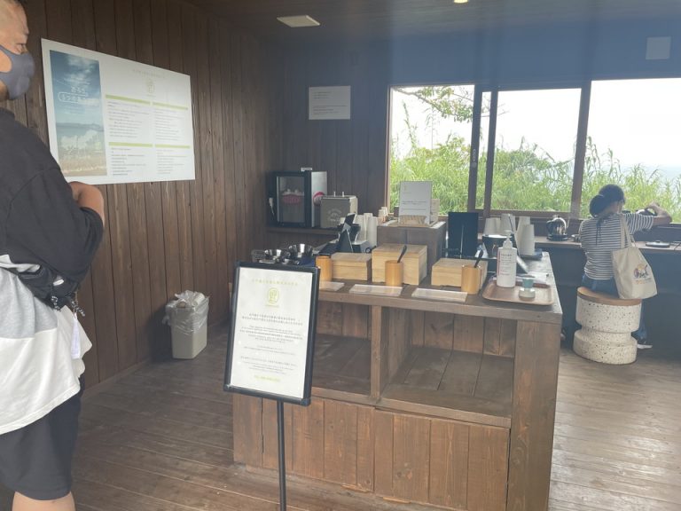ミサキカフェはセルフで日本茶や水がいただける
