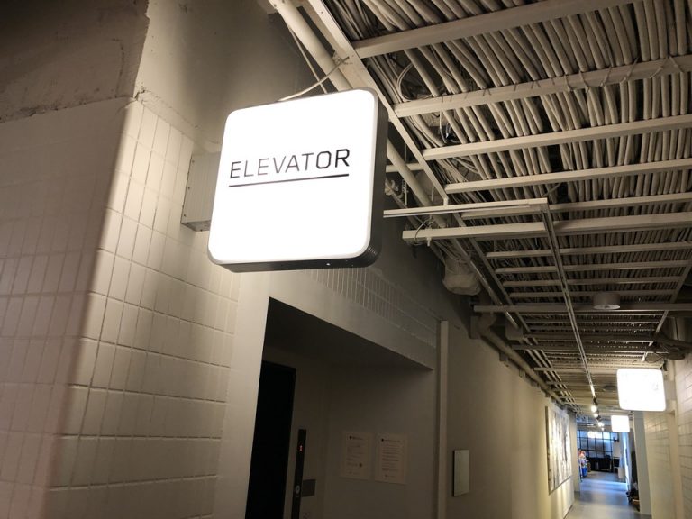 エレベーターホールフロント階4