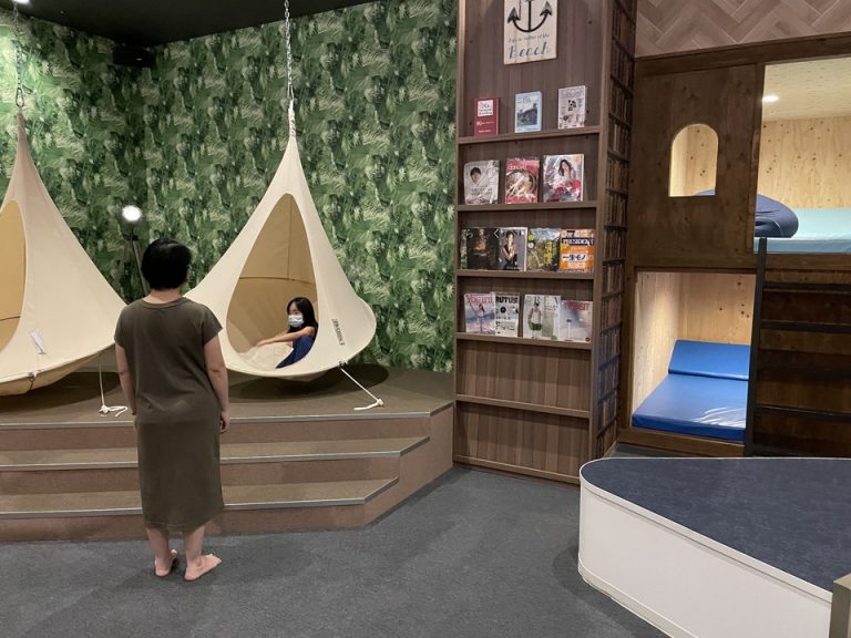 ミナトスパの岩盤テラスには読書を楽しめる休憩室