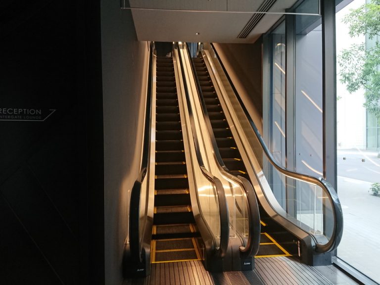 2階フロントヘ行くエスカレーター