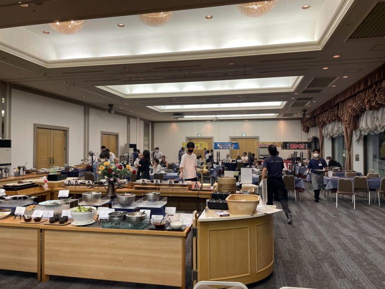 食事はバイキング形式