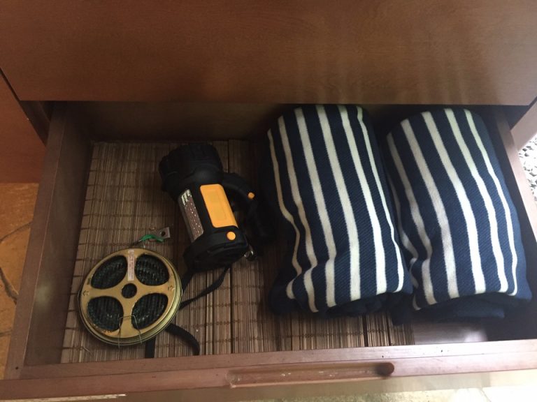 ブランケット、懐中電灯、蚊取り線香