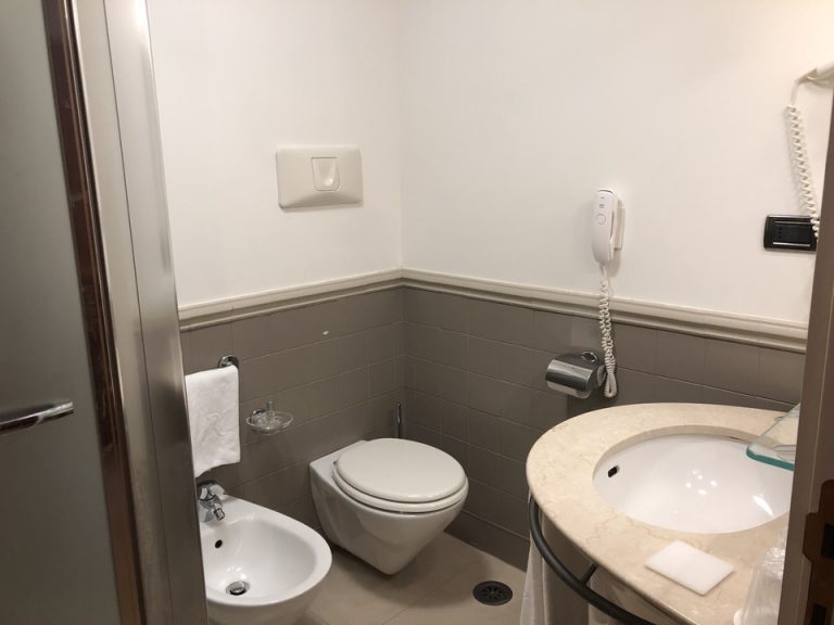 バスルーム入口から全景