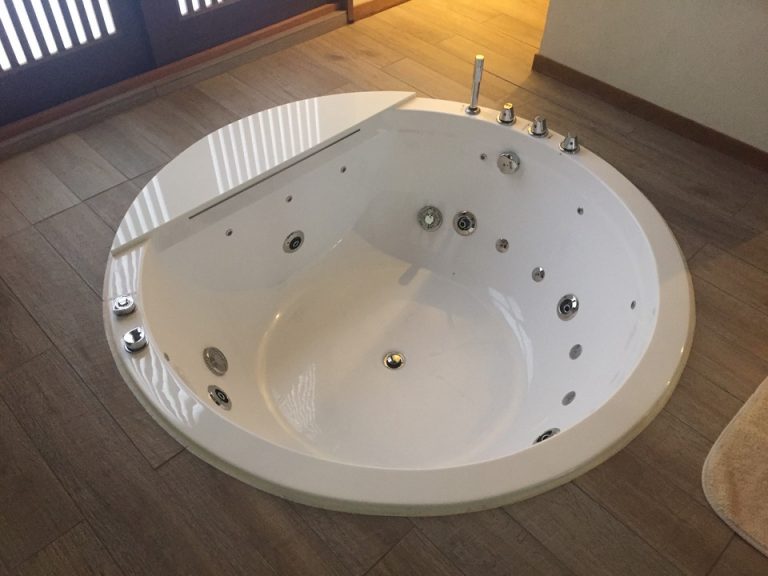 広々としたジャグジー