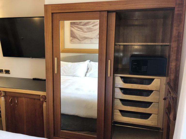 クローゼット外観開けた状態2