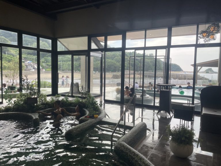 屋内から見た屋外プール