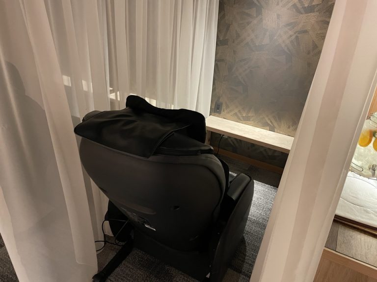 ユユスパラウンジにはマッサージチェアもある