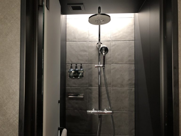 バスルーム入口から全景2