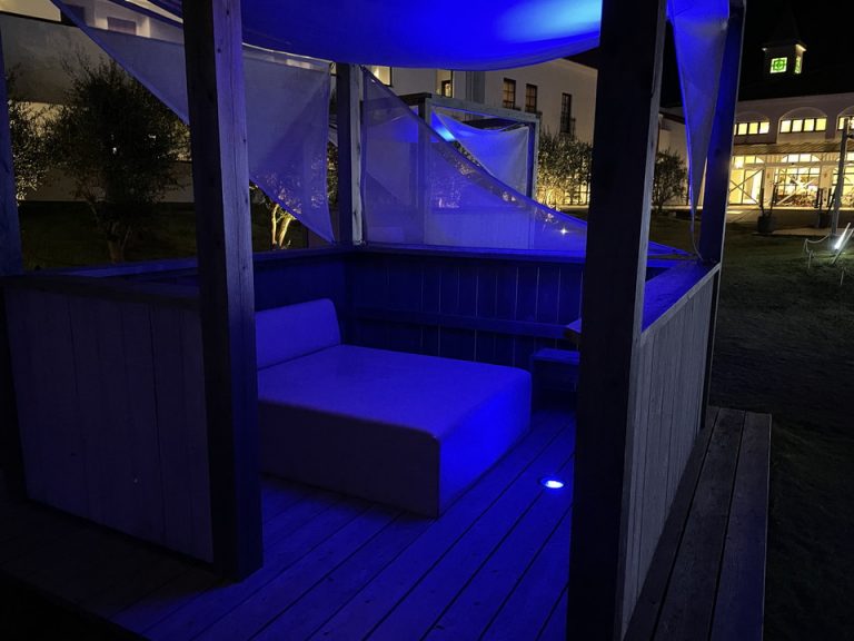 庭には半個室風のソファー席もある