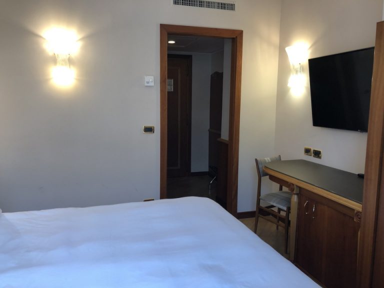 客室全体入口方向