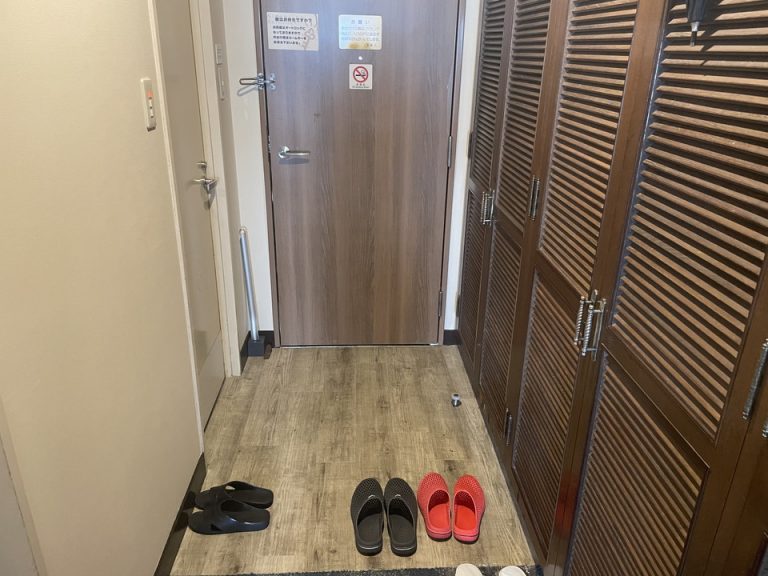 入り口を入って右手にトイレ