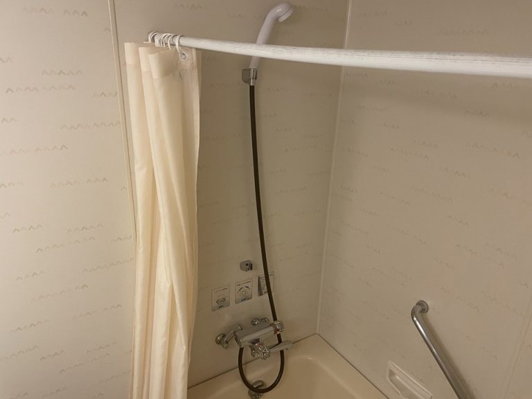 入り口から見たバスタブ