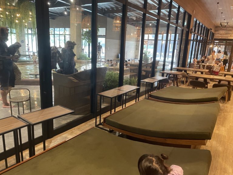 プール前にはごろ寝できるソファ席も