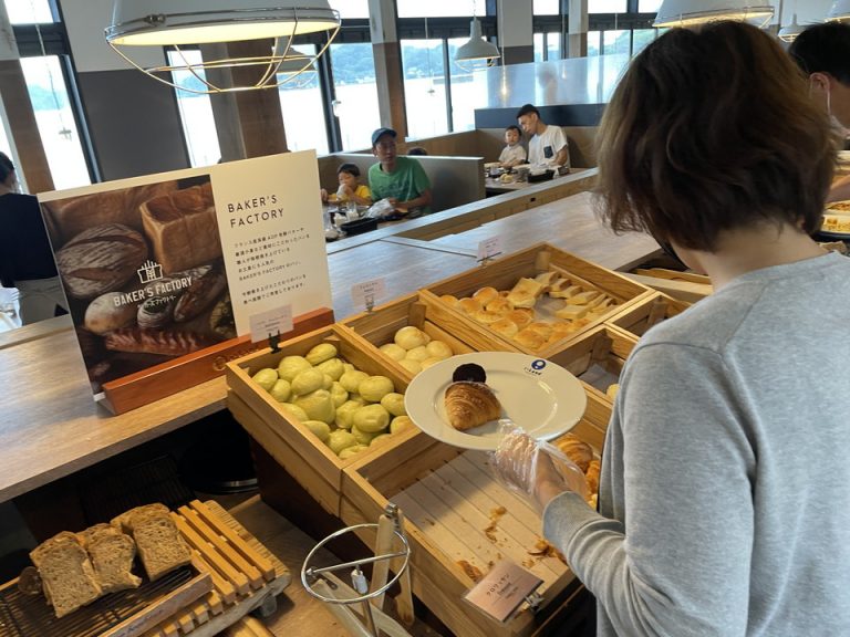 パンはすぐ側にあるパン屋のものを10種類