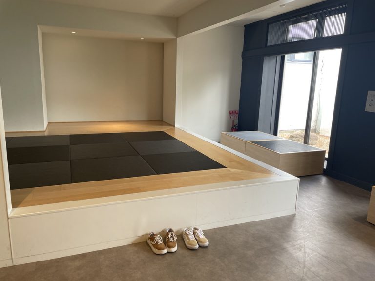 ロビーに奥にはちょっと休める小上がり席