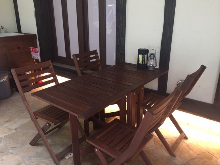 バルコニーのテーブル