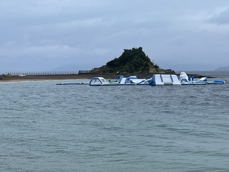 水上アスレチックも楽しめる