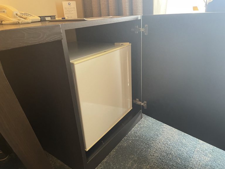 デスクの右下に冷蔵庫