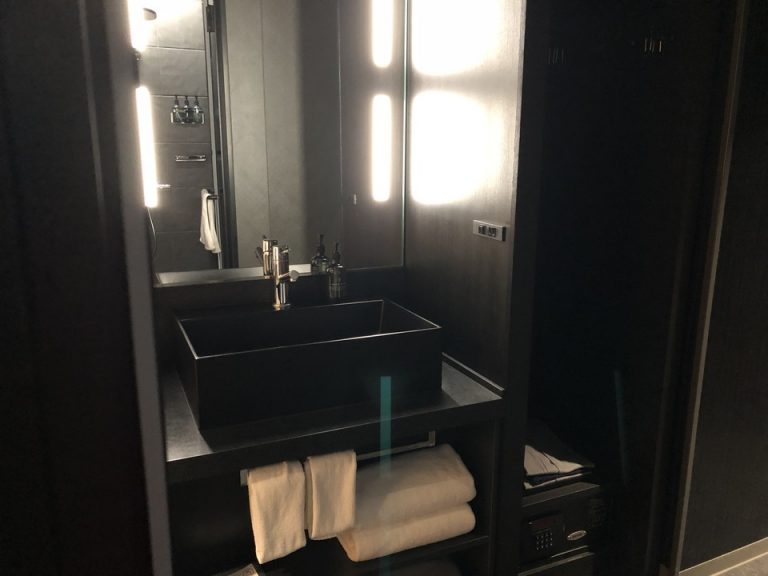 バスルーム内から入口1