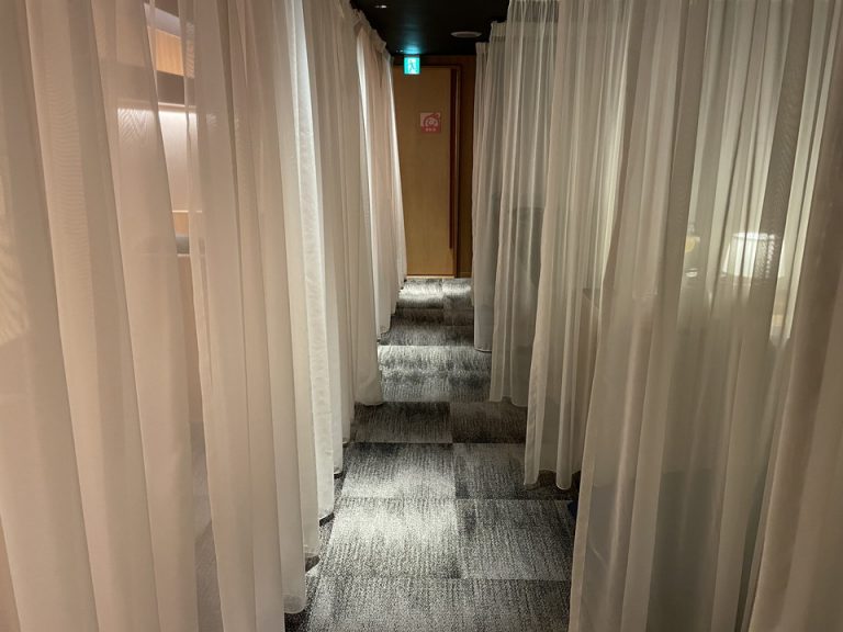 ユユスパラウンジはカーテンで仕切られている