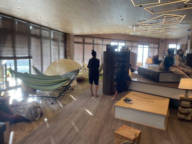 本型の座席やハンモック、テントなど好きな場所を選べる