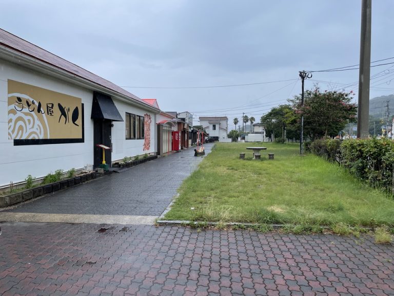 ホテル周辺には飲食店も立ち並ぶ