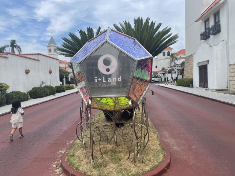 ホテルのロゴが入ったモニュメント