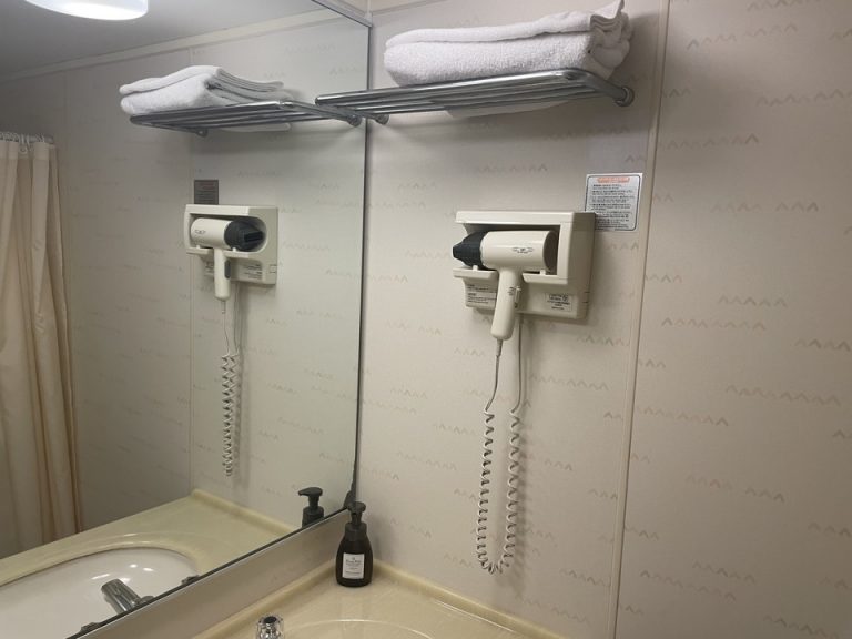 ドライヤーの上にタオル棚がある