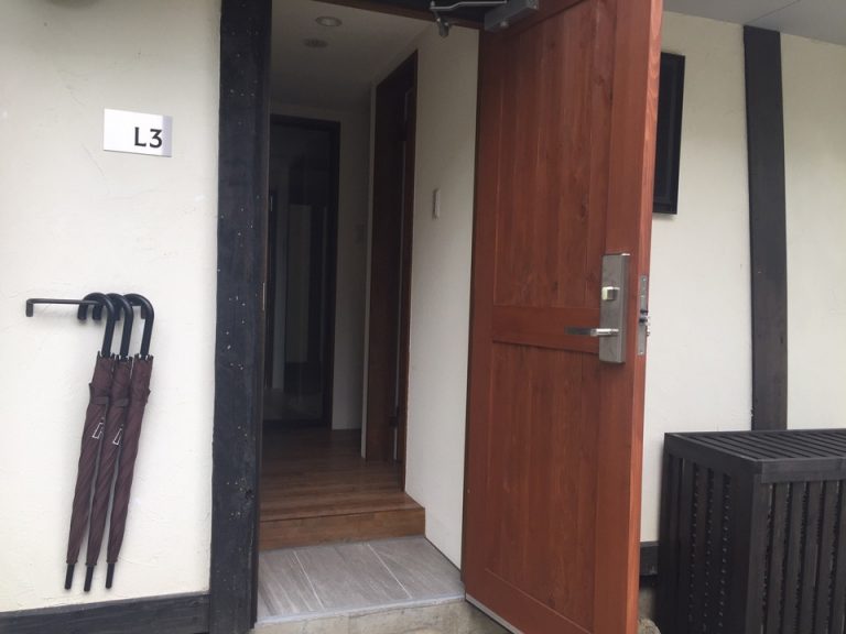 ドア横には傘があります