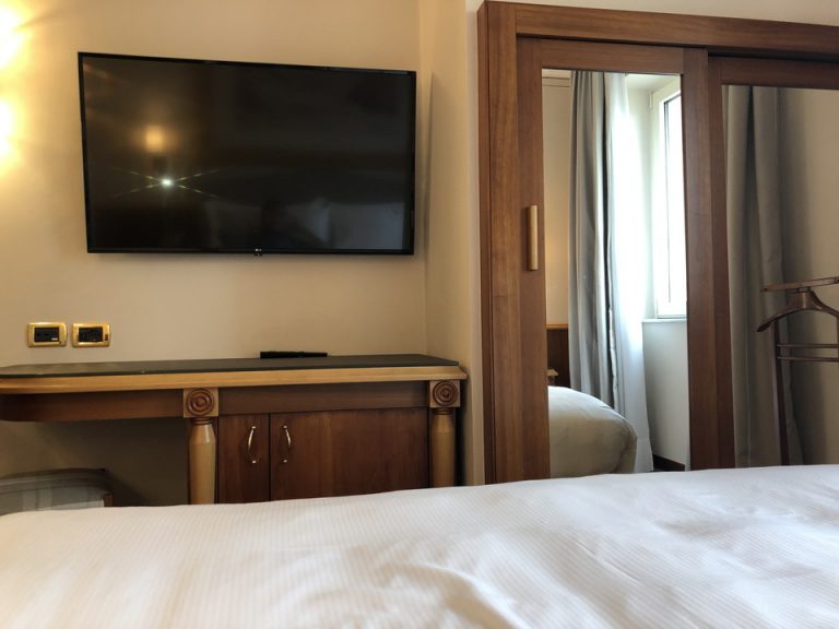 ベッド方向からTV