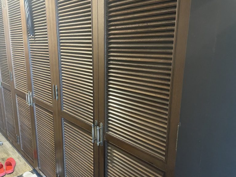 クローゼットや靴箱が廊下に並ぶ