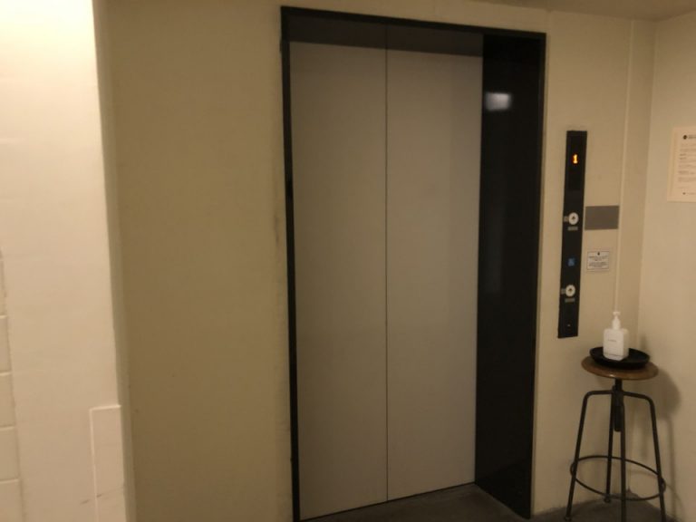 エレベーターホールフロント階2